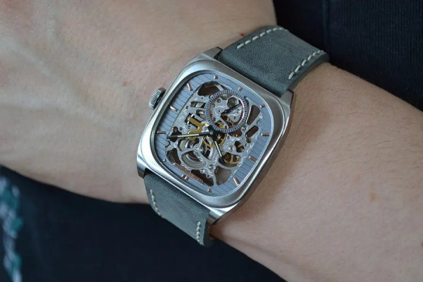 Часовник POLJOT INTERNATIONAL BOLSHOI ONEGIN 38.5X38.5MM